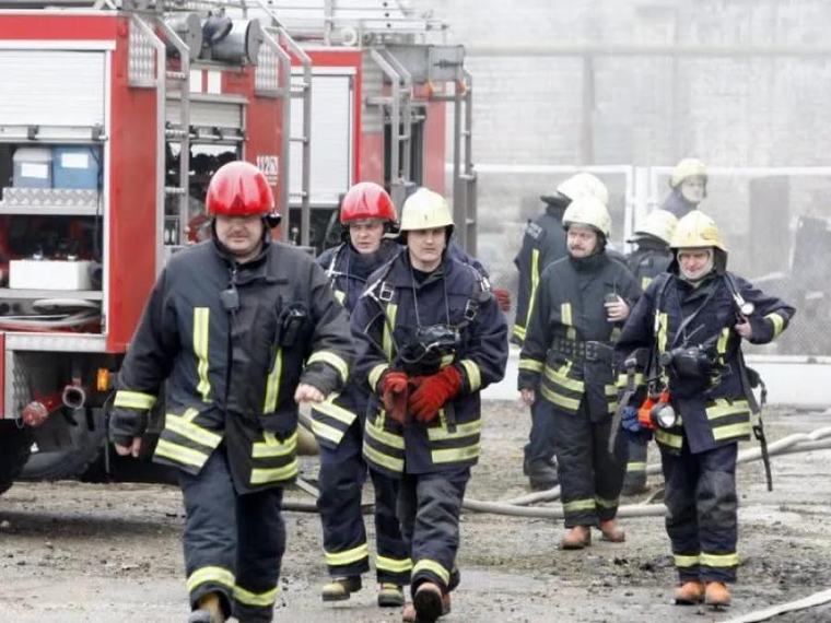 Šiaulių rajone dega gamybinės patalpos: gesina gausios ugniagesių pajėgos