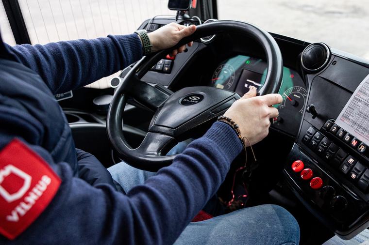 Staigiai stabdant sostinės autobusui susižalojo keleivė