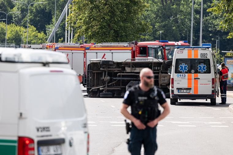 Birštono apylinkėse – masinė avarija: įkalinti žmonės, kelias uždarytas