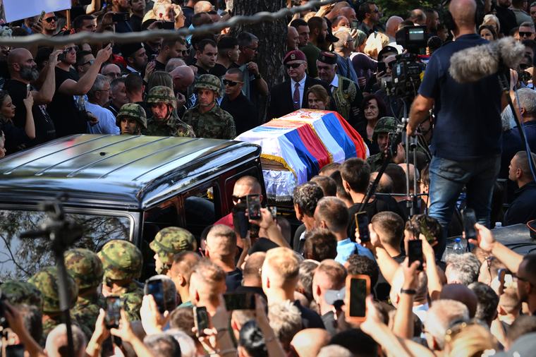 Tūkstančiai žmonių Belgrade dalyvavo Bosnijos serbų karo nusikaltėlio laidotuvėse