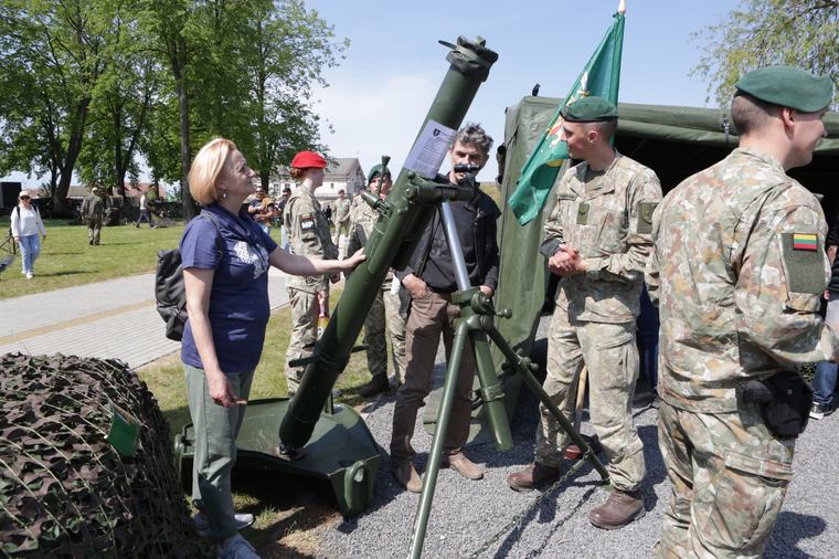 Visuotinės gynybos dėlionei reikia klijų